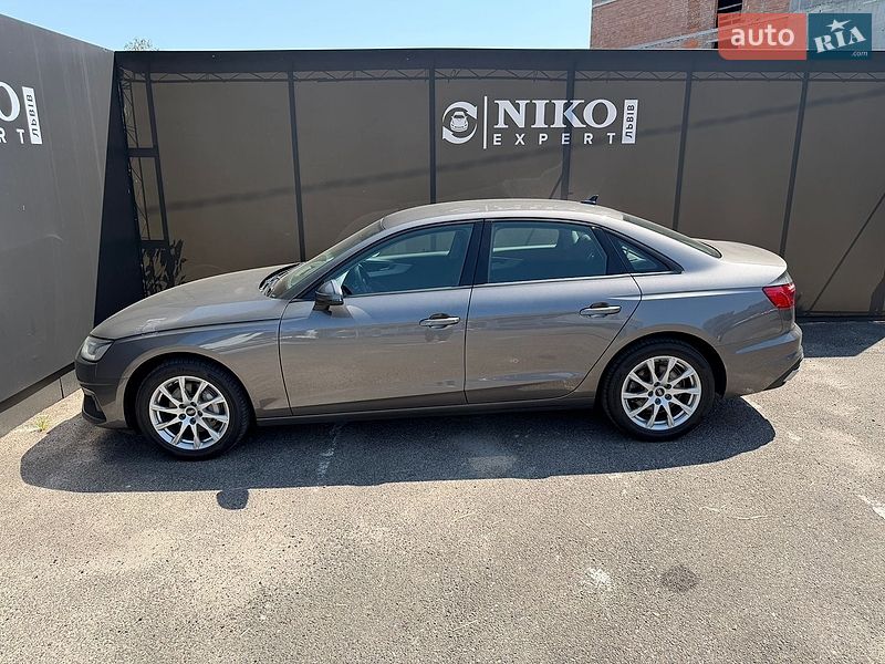 Седан Audi A4 2021 в Львові