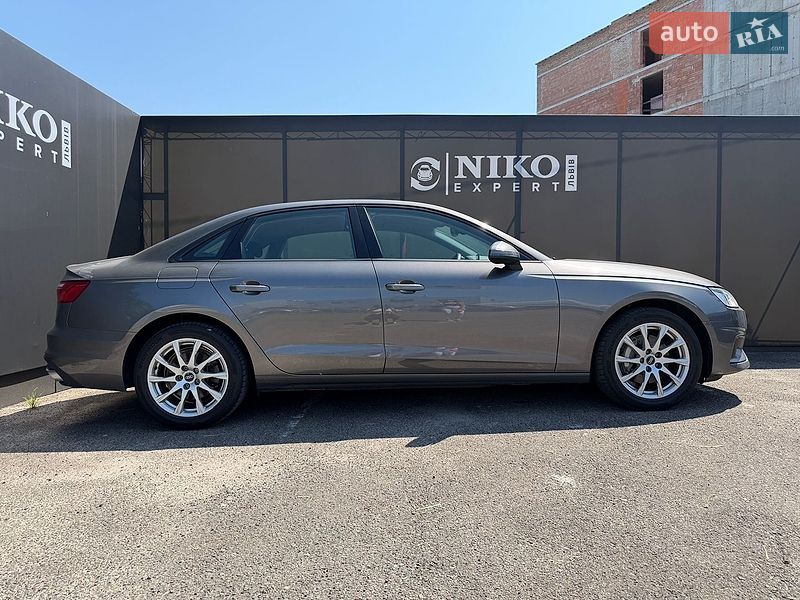 Седан Audi A4 2021 в Львові