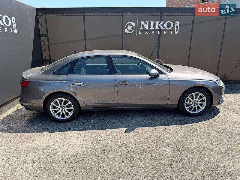 Седан Audi A4 2021 в Львові