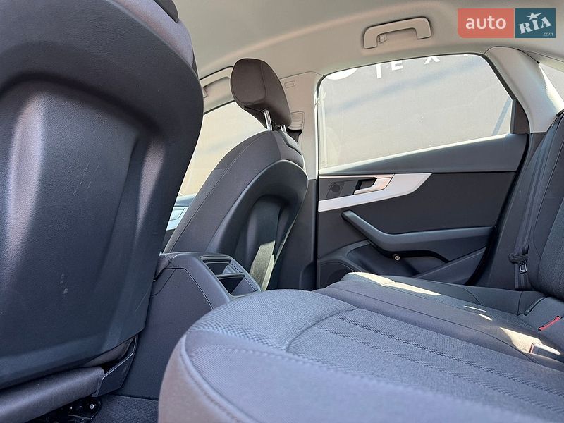Седан Audi A4 2021 в Львові