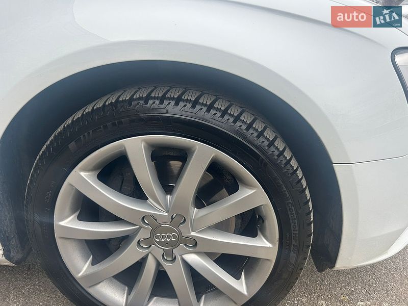 Седан Audi A4 2013 в Чернівцях