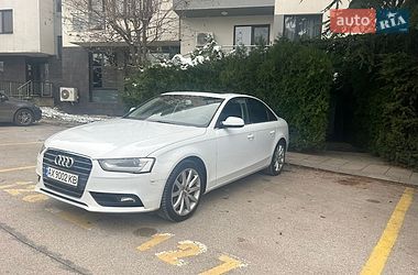 Седан Audi A4 2013 в Чернівцях
