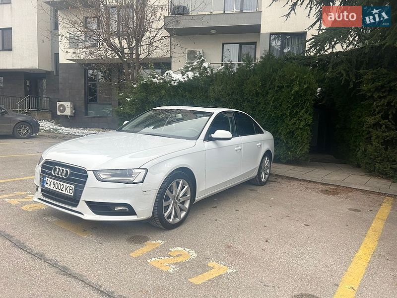 Седан Audi A4 2013 в Чернівцях