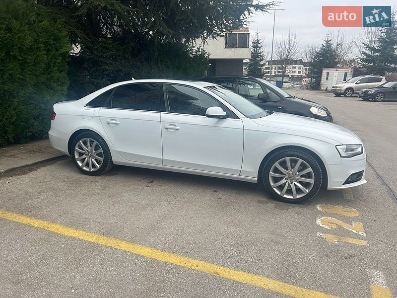 Седан Audi A4 2013 в Чернівцях