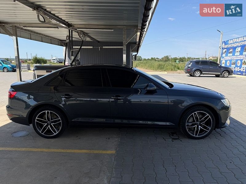 Седан Audi A4 2016 в Сараті