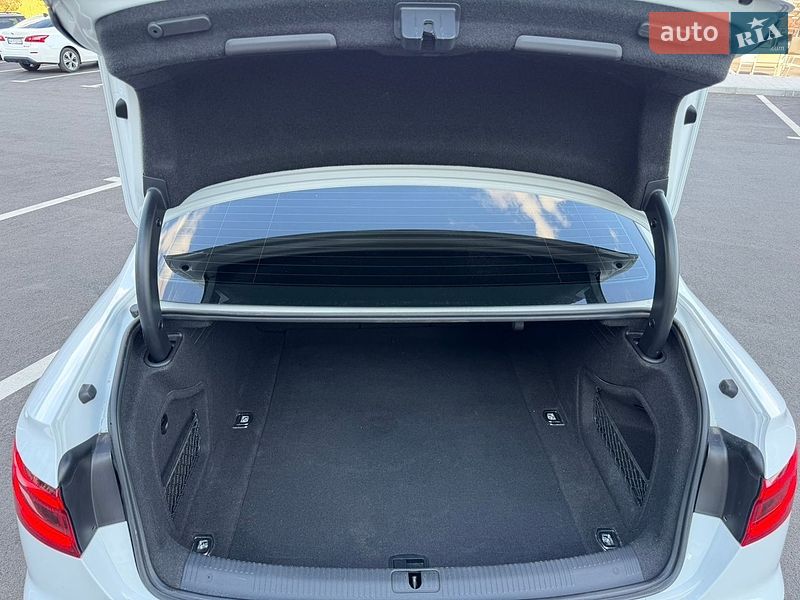 Седан Audi A4 2019 в Ровно