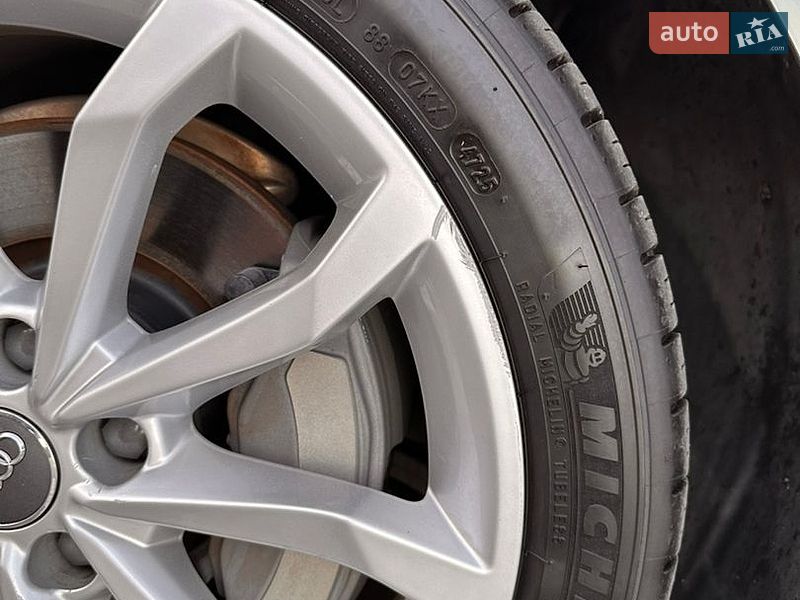 Седан Audi A4 2019 в Львові