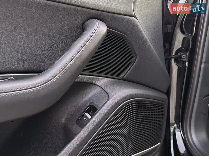 Седан Audi A4 2019 в Львові