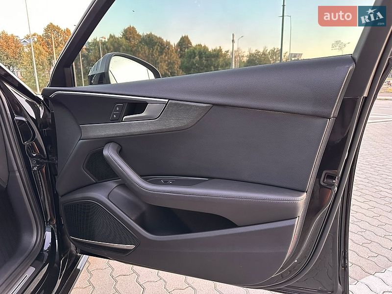 Седан Audi A4 2019 в Львові