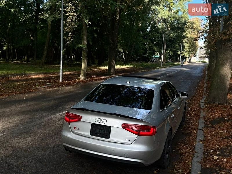 Седан Audi A4 2013 в Черновцах