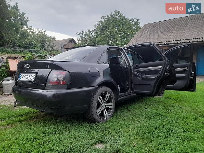 Седан Audi A4 1995 в Деньги