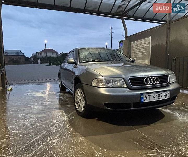Седан Audi A4 1994 в Городенці
