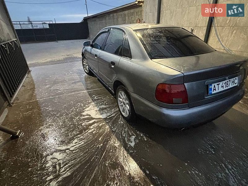 Седан Audi A4 1994 в Городенці