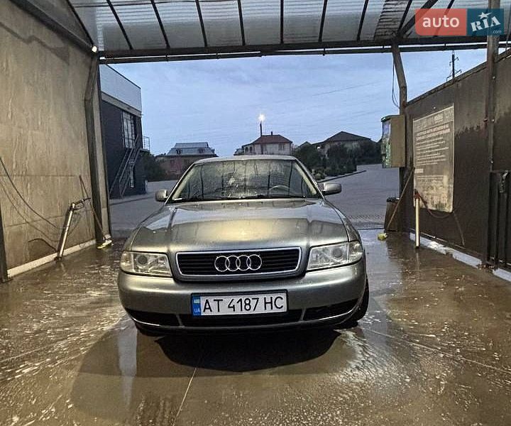 Седан Audi A4 1994 в Городенці