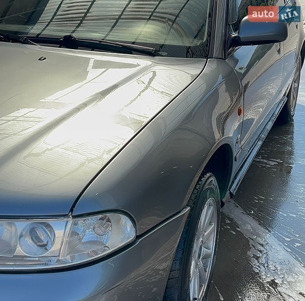 Седан Audi A4 1994 в Городенці