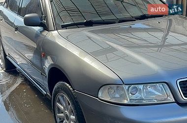 Седан Audi A4 1994 в Городенці