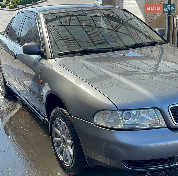 Седан Audi A4 1994 в Городенці