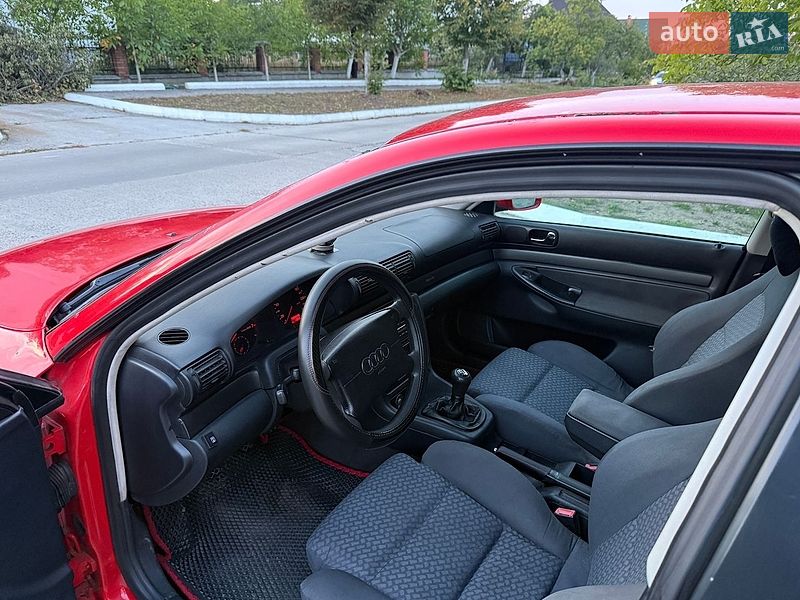 Універсал Audi A4 1997 в Вараші