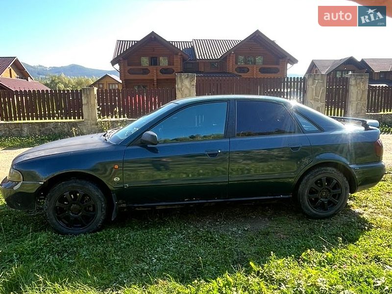 Седан Audi A4 1995 в Яремче