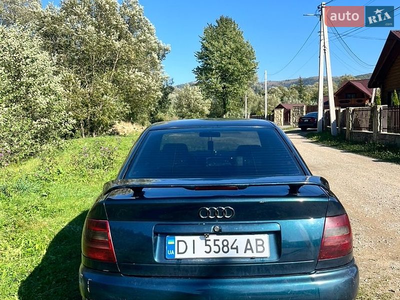 Седан Audi A4 1995 в Яремче