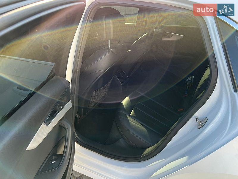 Седан Audi A4 2015 в Ивано-Франковске