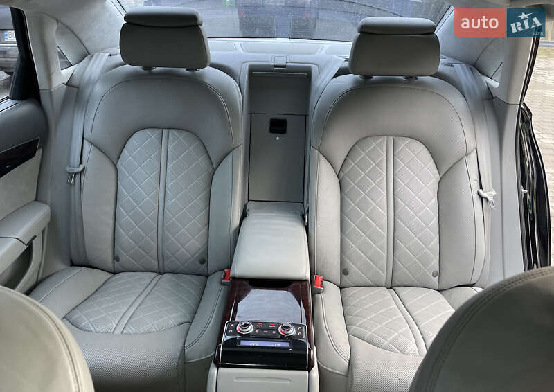 Седан Audi A8 2013 в Львові