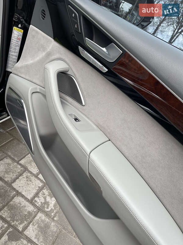 Седан Audi A8 2013 в Львові