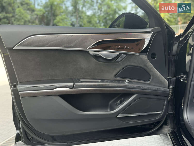 Седан Audi A8 2020 в Львові