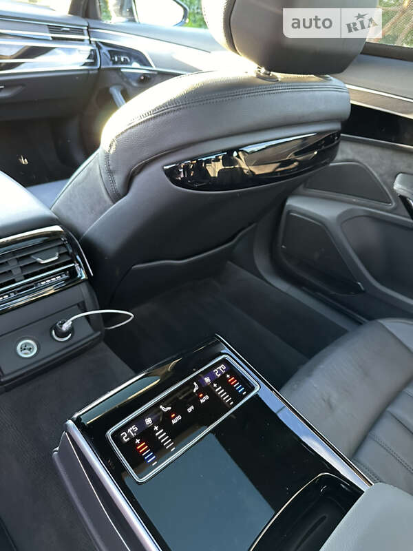 Седан Audi A8 2018 в Черновцах