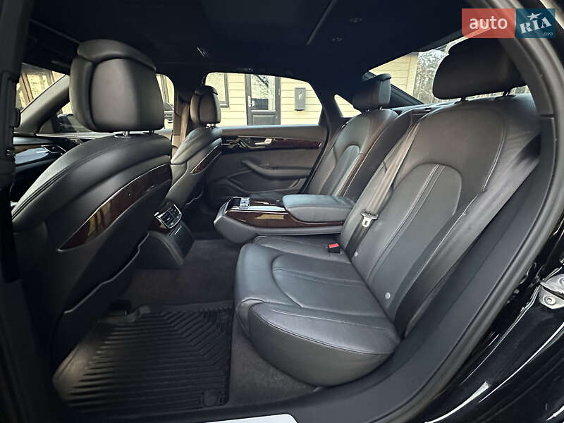 Седан Audi A8 2014 в Львові