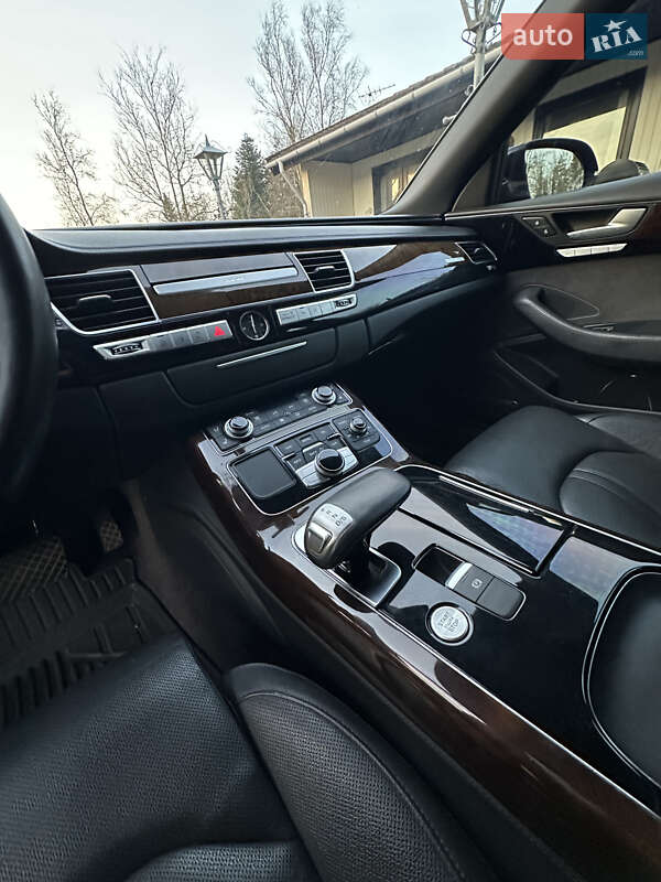 Седан Audi A8 2014 в Львові