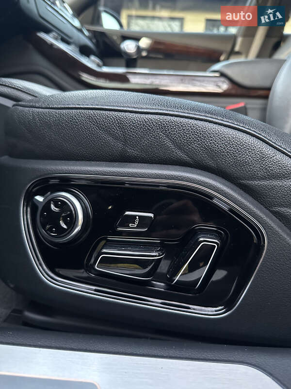 Седан Audi A8 2014 в Львові