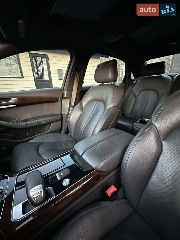 Седан Audi A8 2014 в Львові