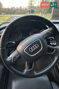 Седан Audi A8 2014 в Львові