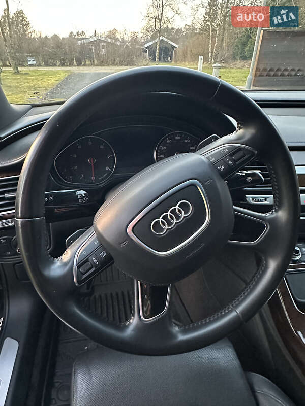Седан Audi A8 2014 в Львові