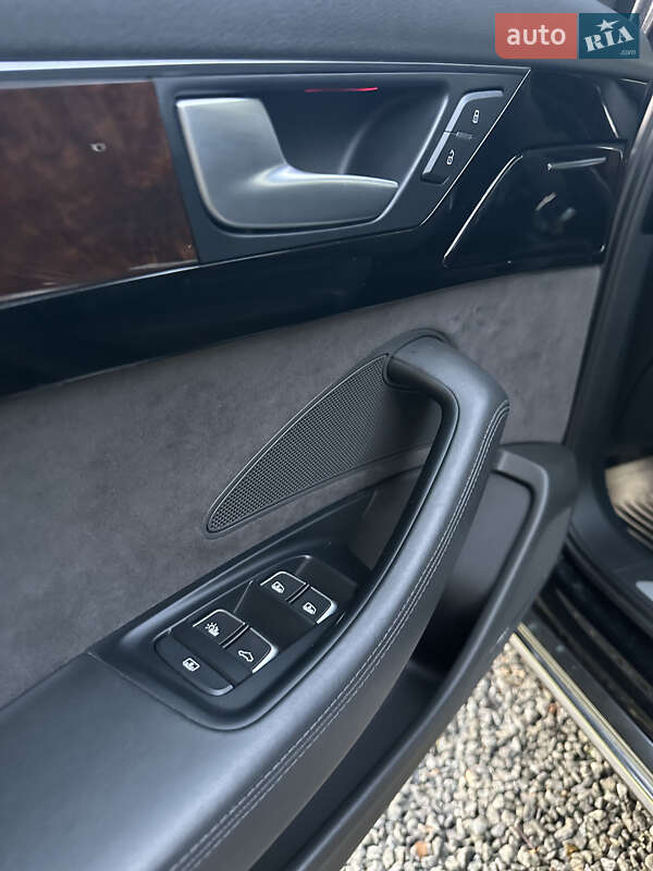 Седан Audi A8 2014 в Львові