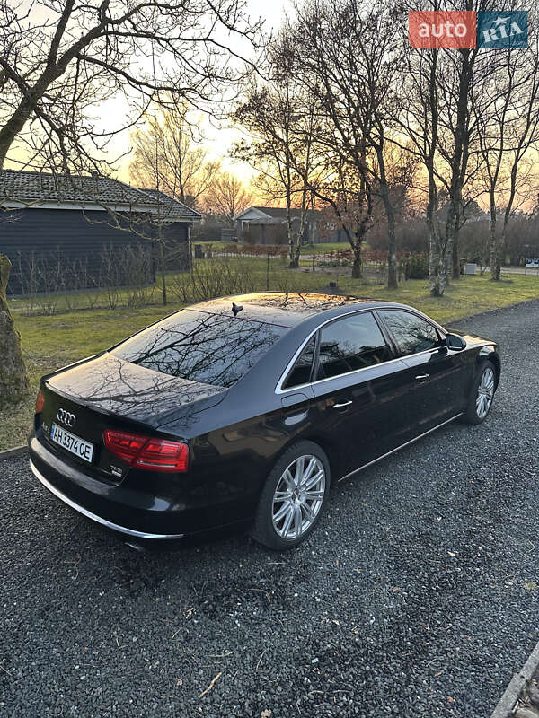 Седан Audi A8 2014 в Львові