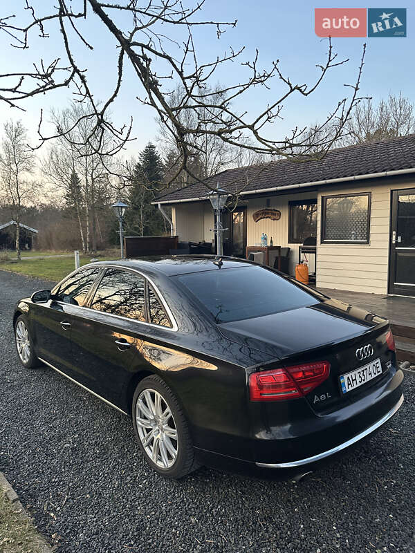 Седан Audi A8 2014 в Львові