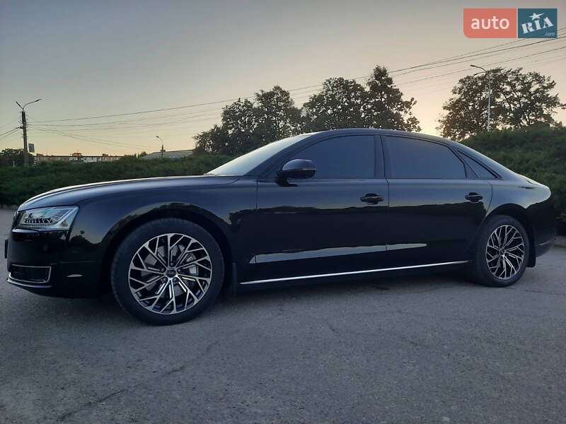 Седан Audi A8 2017 в Умані