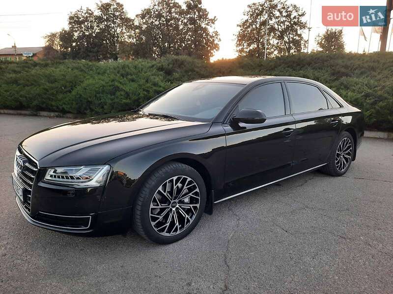 Седан Audi A8 2017 в Умані