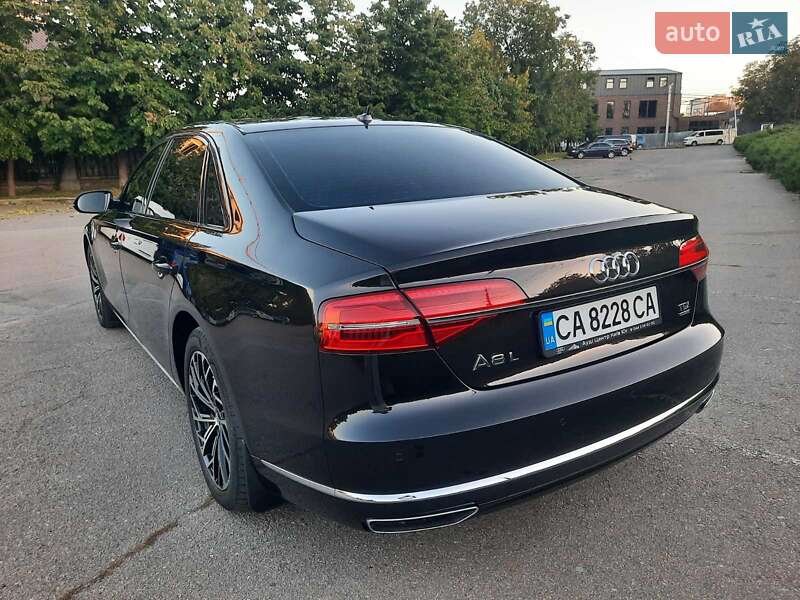 Седан Audi A8 2017 в Умані