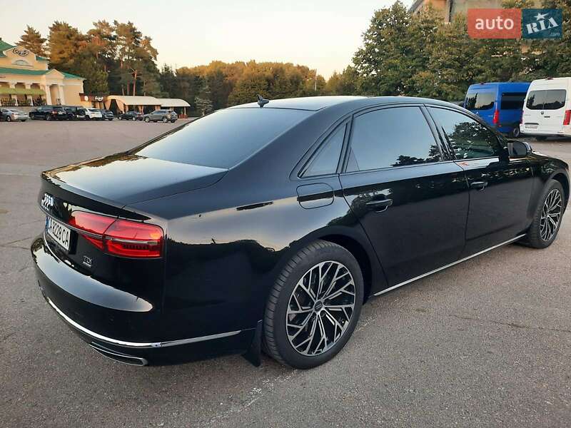 Седан Audi A8 2017 в Умані