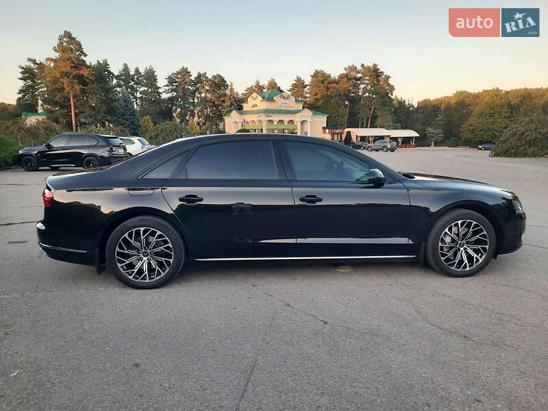 Седан Audi A8 2017 в Умані