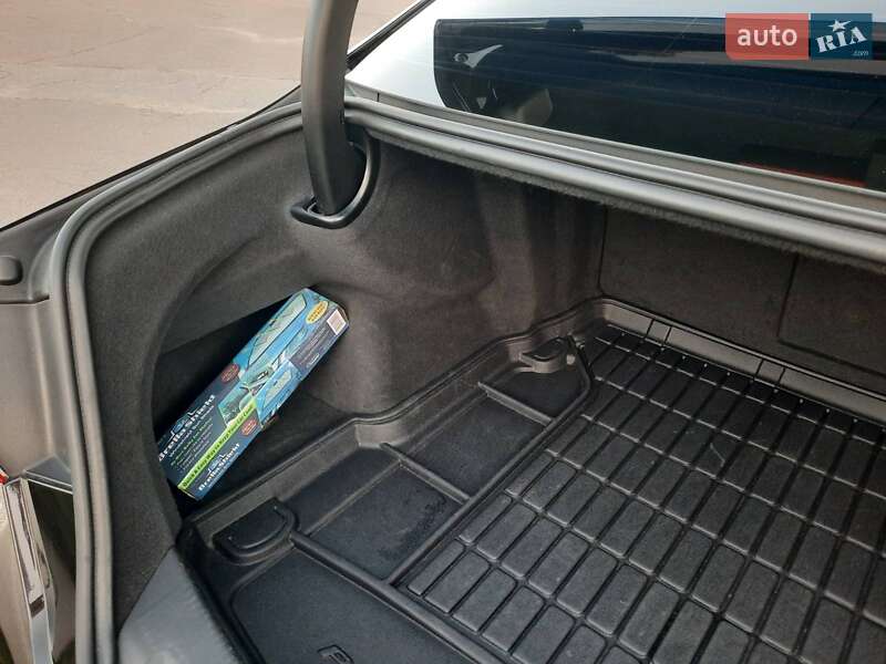 Седан Audi A8 2017 в Умані
