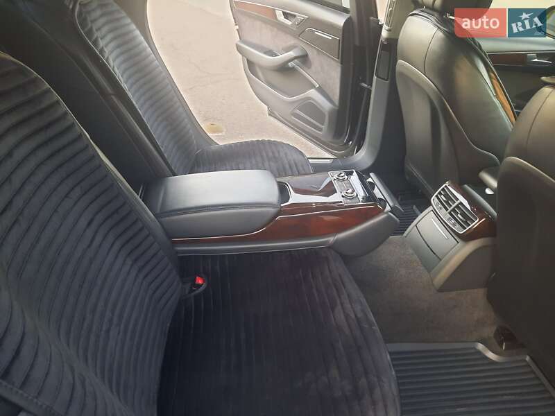 Седан Audi A8 2017 в Умані
