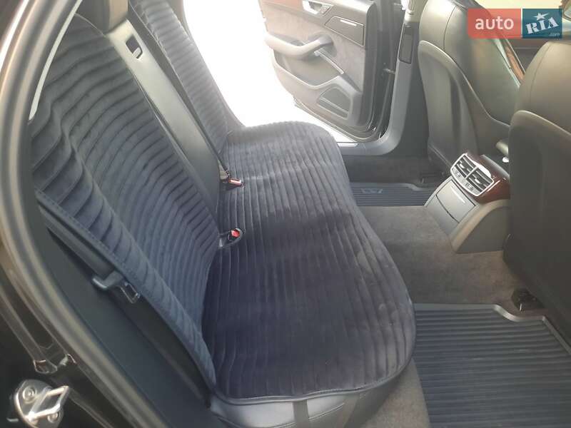 Седан Audi A8 2017 в Умані