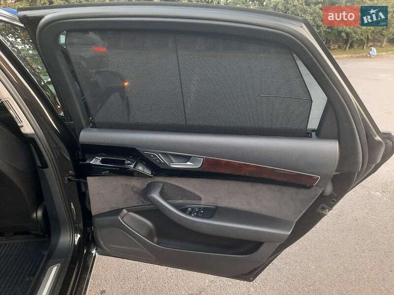 Седан Audi A8 2017 в Умані