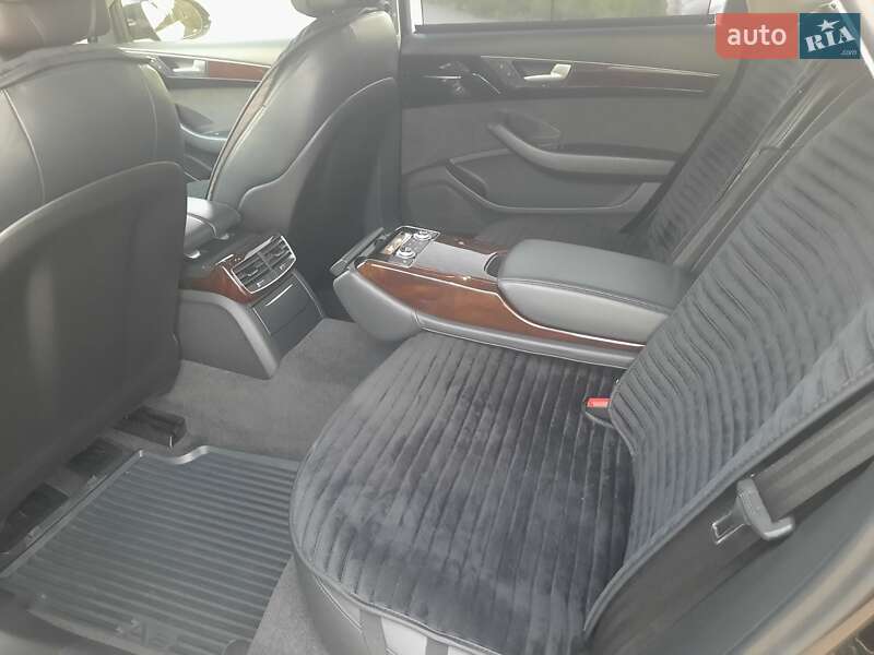 Седан Audi A8 2017 в Умані