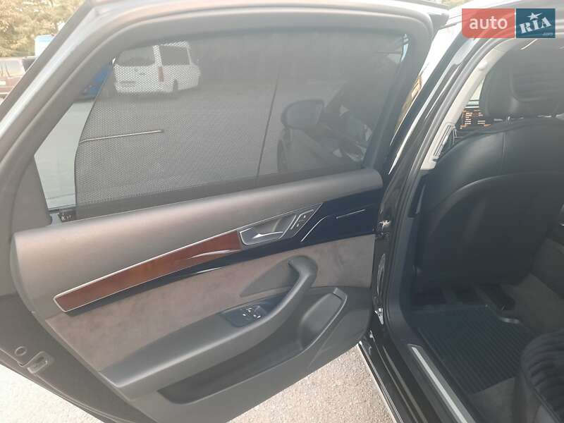Седан Audi A8 2017 в Умані