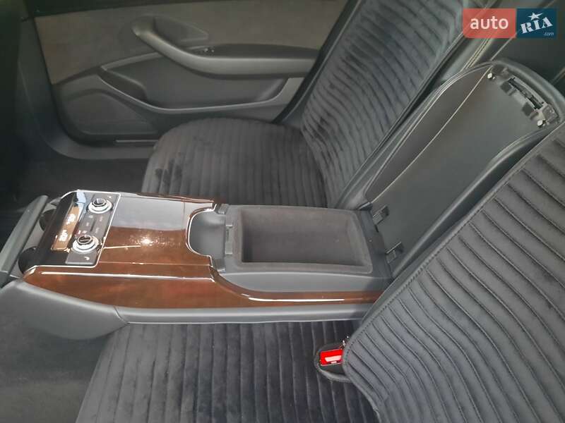 Седан Audi A8 2017 в Умані